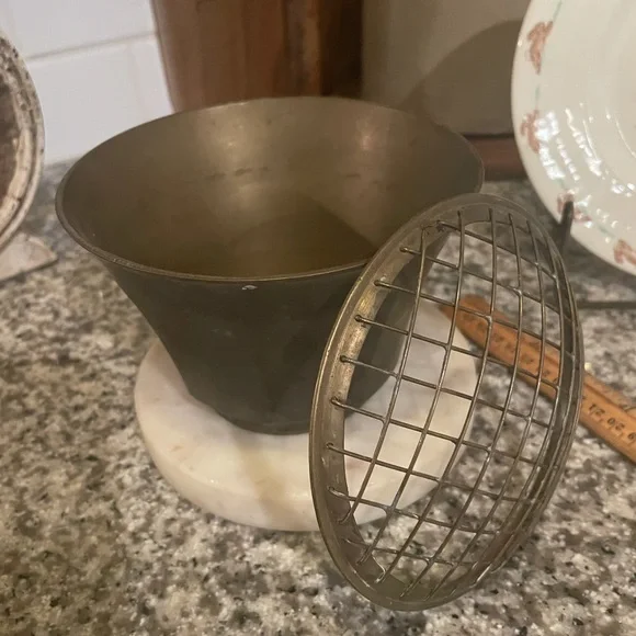 Vintage brass flower frog - Picture 5 of 6